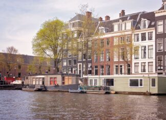 Noclegi w Holandii: houseboats, farmy i nietypowe miejsca na sen blisko natury i atrakcji Kanał w Amsterdamie z houseboatami i historycznymi kamienicami