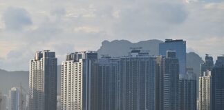 Panorama Hongkongu z gęstą zabudową wieżowców i górami w tle