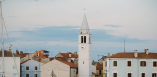 Chorwacki port o zmierzchu z wieżą zegarową i łodziami