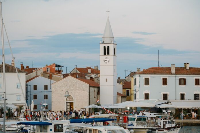 Chorwacki port o zmierzchu z wieżą zegarową i łodziami Chorwacki port o zmierzchu z wieżą zegarową i łodziami