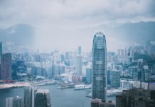 Panorama nowoczesnej panoramy Hongkongu z charakterystycznymi wieżowcami
